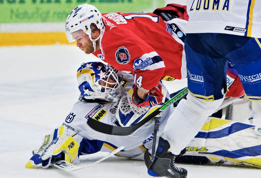Robert Carlsson, Södertälje, kör över Stefan Liv,