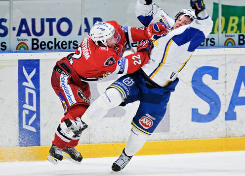 Stefan Bemström, Södertälje, tacklar Jukka Voutilainen,