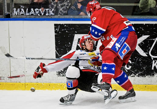 Jimmy Wendel, Huddinge, trycker till en Almtuna-spelare