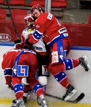 Jonas Rådlund och Jimmy Wendel, Huddinge, tacklar en