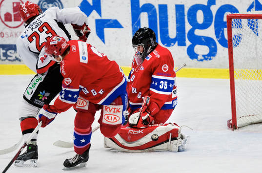 Niklas Svedberg, målvakt, Huddinge, räddar ett skott