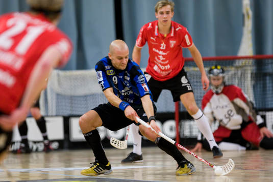 Martin Hansson dribblar