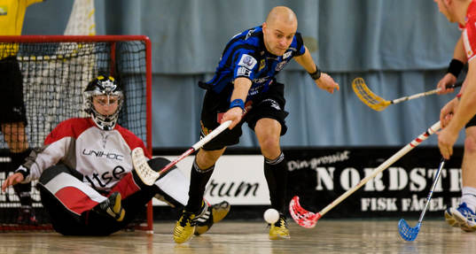 Martin Hansson dribblar