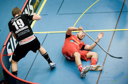 Pixbos Daniel Dahl på fall vid Markus Palokangas, Balrog