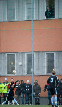 Hasse Borg stannade på kansliet och ser här Ricardo kasta