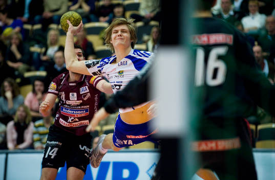 Philip Nilsson, överlistar Oscar Jenssen i Lugis mål.