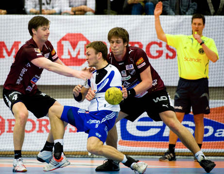 Pierre Hammarstrand tas om hand av Björn Nordmark och Kim