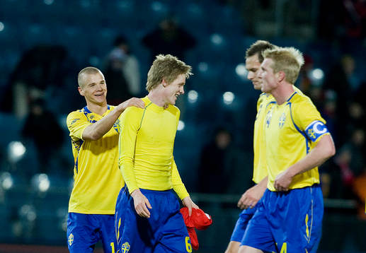 Rasmus Elm grattas av sin kamrater