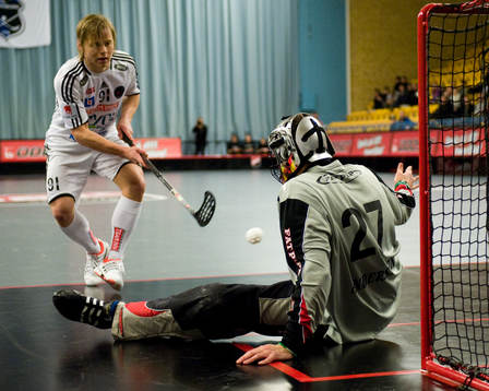 Straff, Christian Mattsson skjuter och Mathias Andersson,