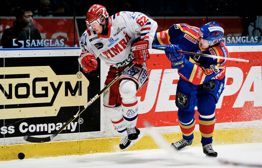 Petr Tenkrat, Timrå, är på pucken före David Printz,