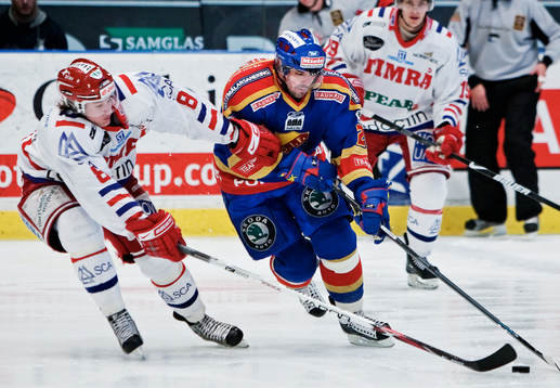 Dennis Persson, Timrå, försöker stoppa Fredrik Bremberg,