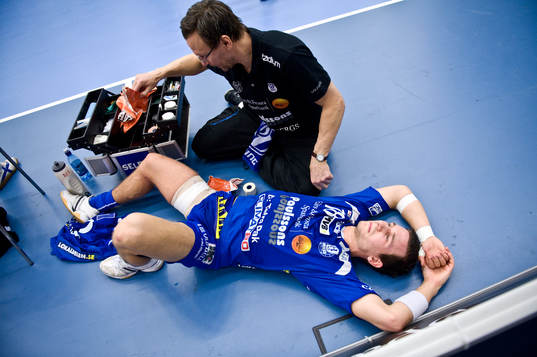 Joakim Bäckström. Skada, läkare, bandage