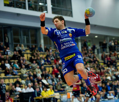Tomas Axnér flyger in med bollen