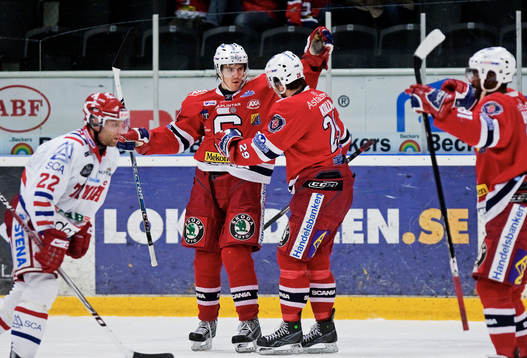 Linus Videll gratuleras av Tomas Kollar, Södertälje, till