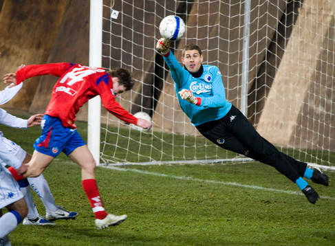 Nathan Coe boxar undan bollen framför Marcus Bergholtz