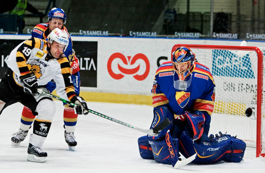 Mikael Renberg, Skellefteå, styr en puck mot Gustaf