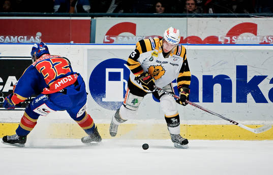 Erik Andersson, Skellefteå, tar sig förbi Marcus Krüger,