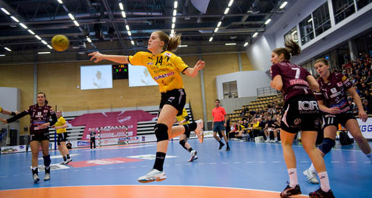 Madelene Westerberg flyger in med bollen