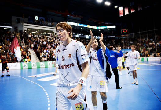 Jonas Källman lämnar planen till fansens jubel