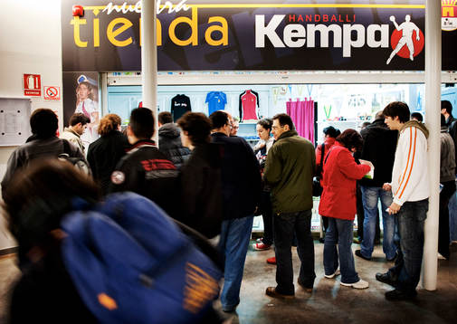 Folk köar för att få köpa souvenirer