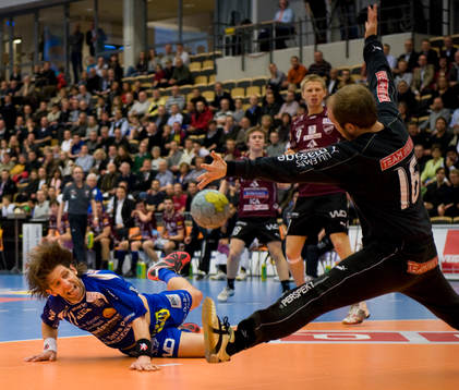 Tomas Axnér, H43,  mot Oscar Jensen, målvakt, Lugi