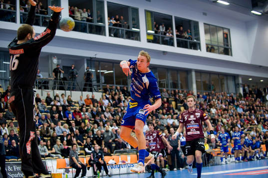 Fullsatt på läktarna, här är det Anton Månsson som