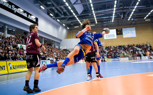 Fullsatt på läktarna, här Tomas Axnér fri från kanten