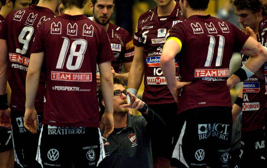 Johan Zanotti försöker peppa sina Lugi-spelare i ett