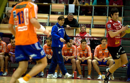 Ilija Puljevic dirigerar sina Lindesbergsspelare