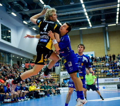 Patrik Johansson, Hammarby, stoppas av Joakim Bäckström