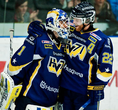 Stefan Liv, målvakt, och David Petrasek,  jubel