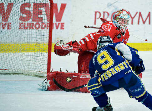 Mattias Tedenby, HV71, gör 1-0 bakom Magnus Åkerlund,