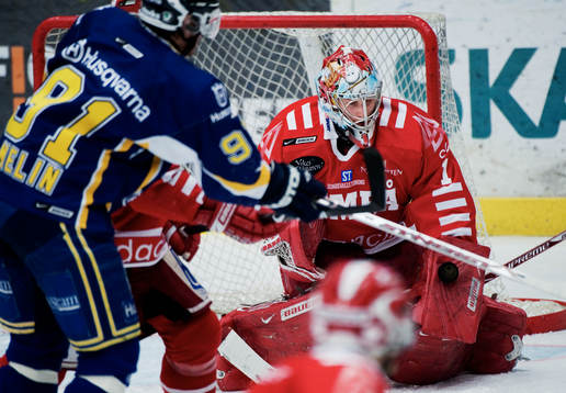 Magnus Åkerlund, målvakt, Timrå, räddar ett skott