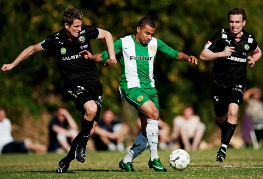Charlie Davies, Hammarby, tar sig igenom Örebro-försvaret