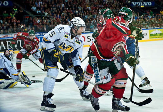 Niklas Andersson, Frölunda, pasar till Jonas Johnsons 2-0