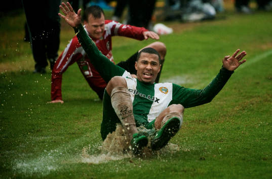 Charlie Davies, Hammarby, glider på det våta underlaget