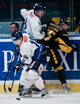 Christian Magnusson, Växjö, kontrollerar pucken