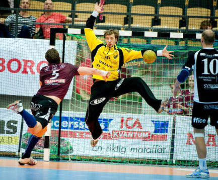 Daniel Johansson, målvakt Guif och Johan Fohlin, Lugi