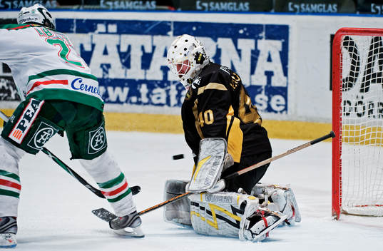 Christopher Heino-Lindberg, målvakt, AIK, stoppar ett
