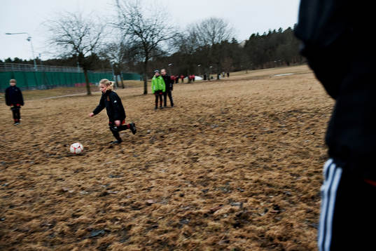 En flicka i lag F 98-3 värmer upp