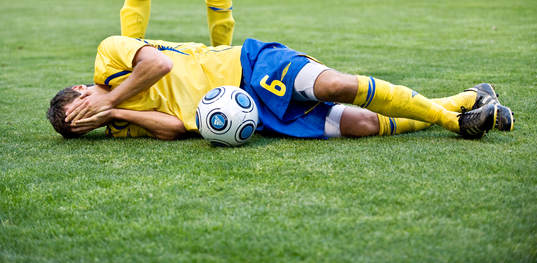 Gabriel Özkan, skada, smärta, gräs, boll, genre
