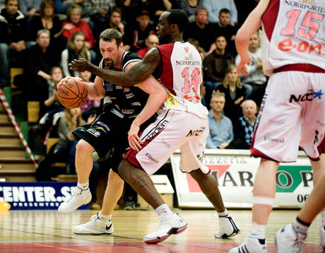 Joseph Mcnaull, Norrköping stoppas av Doug Thomas,