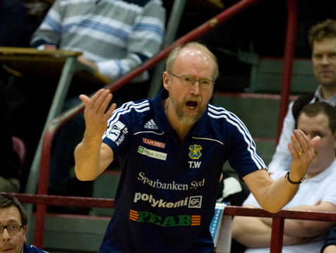 Tränare Torben Winter manar på sina Ystad-spelare