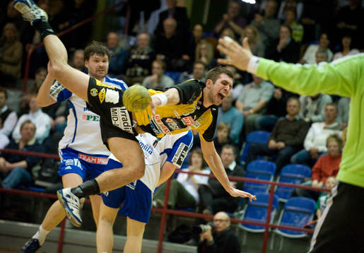 Johan Pilfalk, Hammarby, flyger lågt framför Ystad-målet