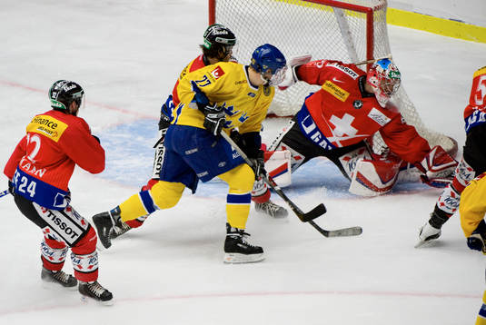 Bläddra bland fler bilder av Ishockey, träningslandskamp, Sverige - Schweiz
