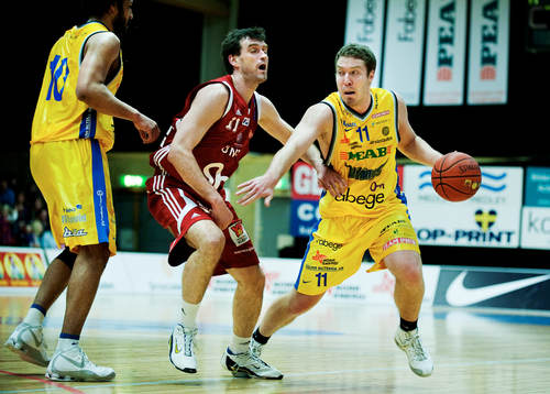 Peter Bogner, Solna, tar sig förbi Mindaugas Budzinauskas,