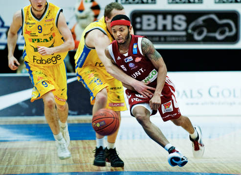 Thomas Jackson, Uppsala, blir foulad