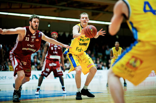 Saulius Dumbilauskas, Solna, passar bollen