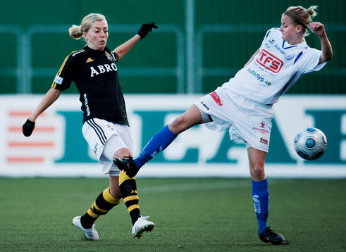 Linda Sembrant, AIK, passar bollen framför Amanda