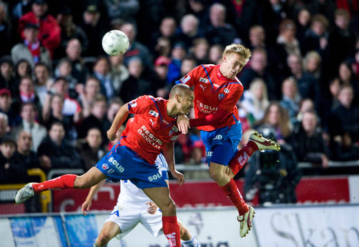 Henrik Larsson och Andreas Landgren, Helsingborg, hjälps